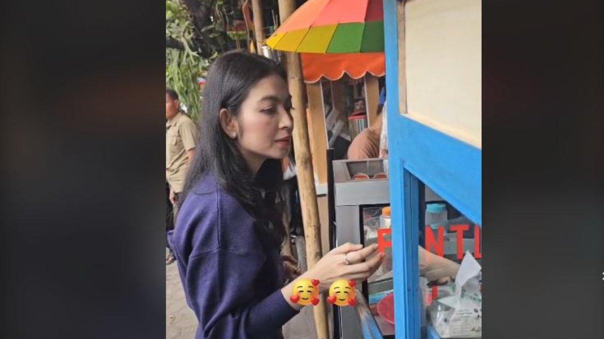 SELVI ANANDA JAJAN CAMILAN - Selvi Ananda tampak membeli aneka jajanan layaknya anak-anak, mulai dari minuman segar hingga camilan ringan.