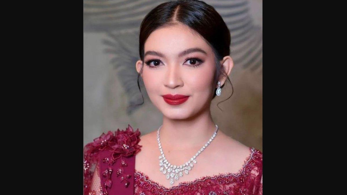 SELVI ANANDA KONDANGAN BARENG GIBRAN RAKABUMING - Selvi Ananda tampak mempesona dalam balutan kebaya modern berwarna merah maroon.