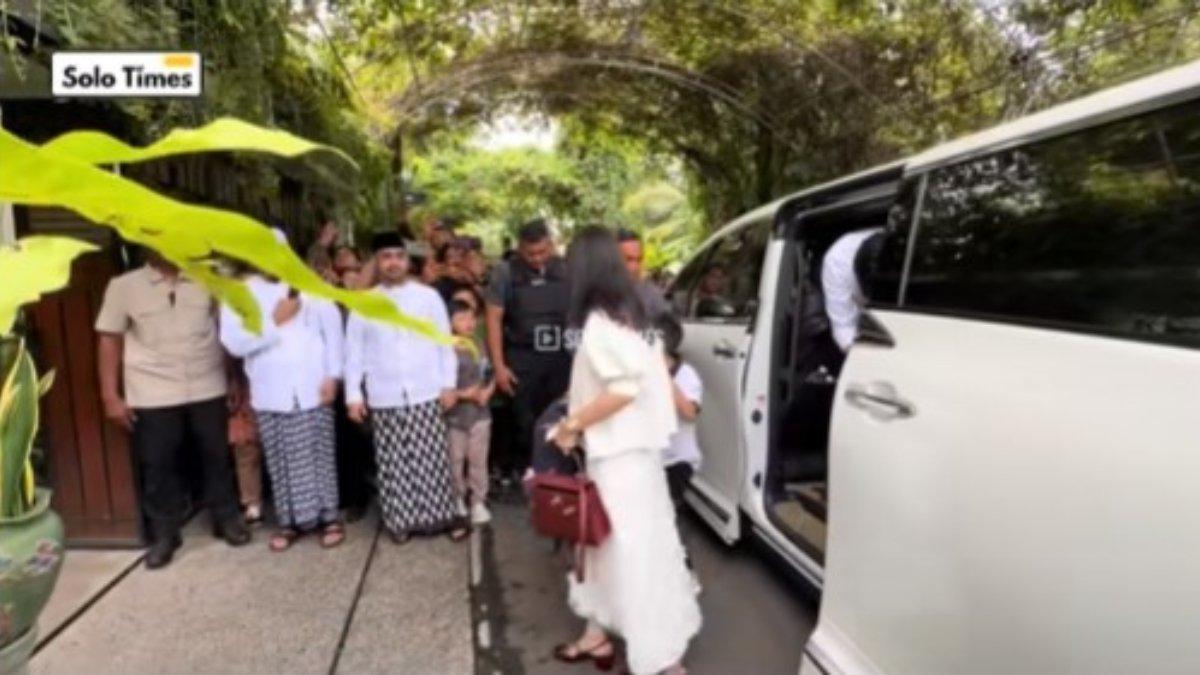 ADU TAS SELVI ANANDA VS ERINA GUDONO - Selvi Ananda tampak memukau dalam balutan atasan putih berlengan balon dan rok panjang senada.