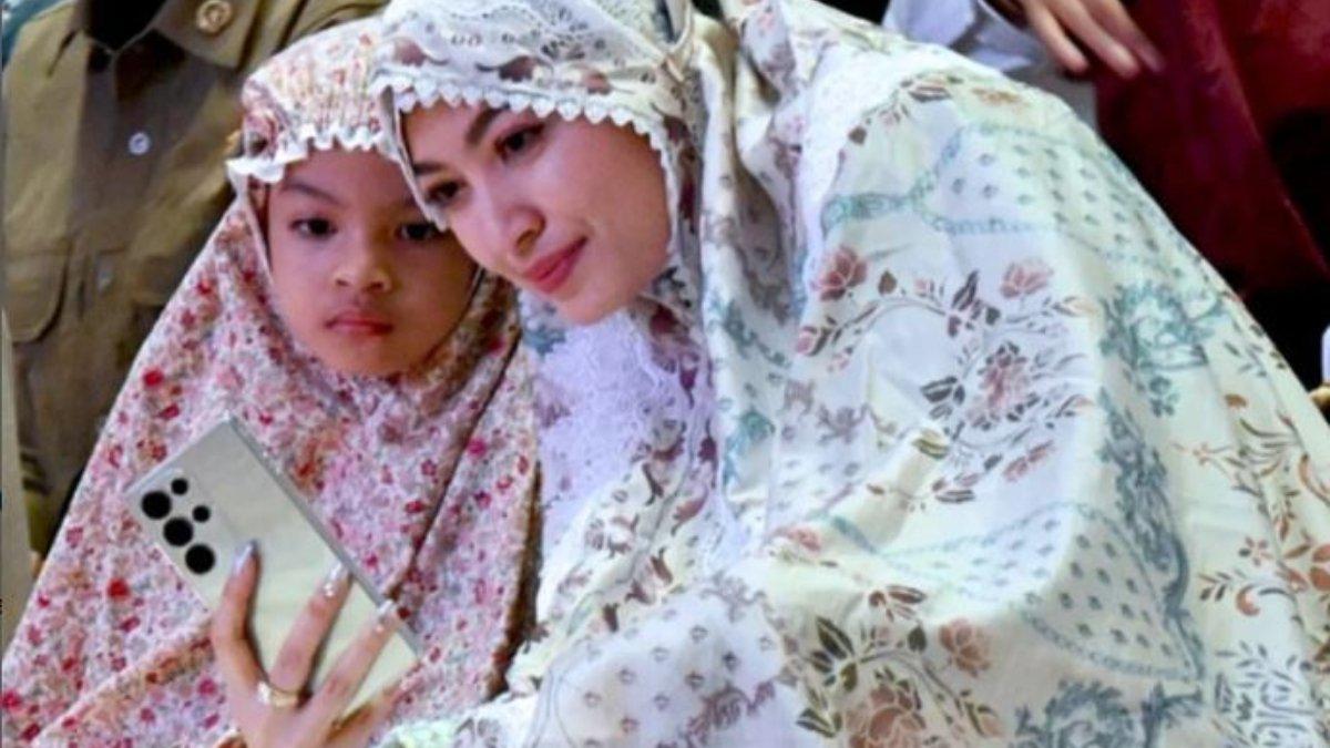 PENAMPILAN SELVI ANANDA SAAT LEBARAN - Selvi Ananda tampak menjalani salat Idul Fitri bersama putri tercinta, Le Lembah Manah.