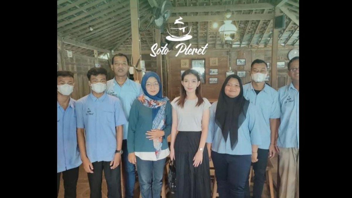 GAYA SELVI ANANDA - Selvi Ananda tampak ramah dan hangat berinteraksi dengan para pegawai. 