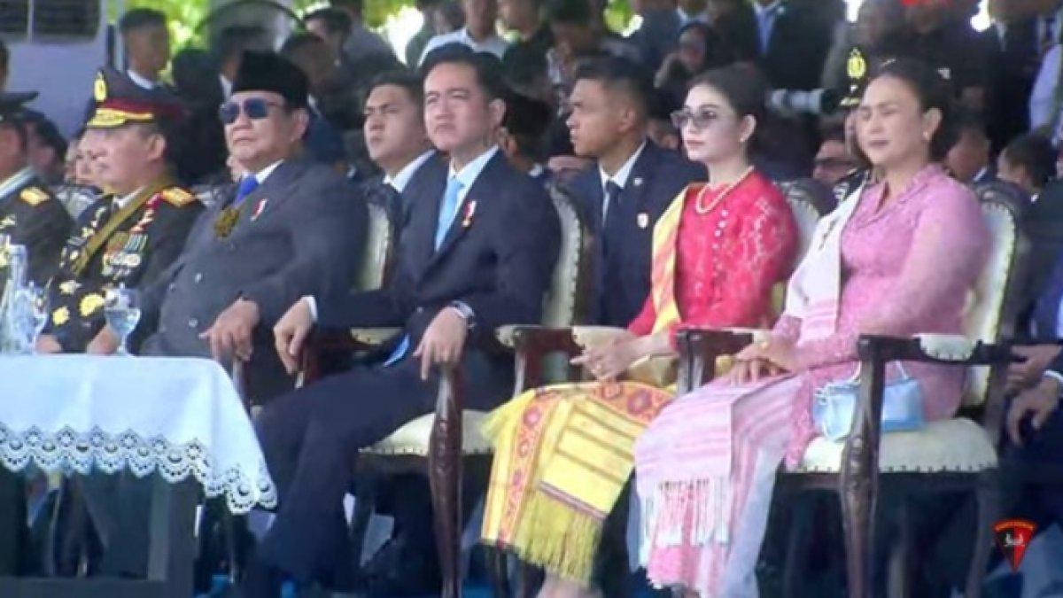 GAYA SELVI ANANDA - Selvi mengenakan kebaya panjang brokat berwarna merah cerah yang langsung mencuri perhatian sejak langkah pertamanya di lokasi acara.