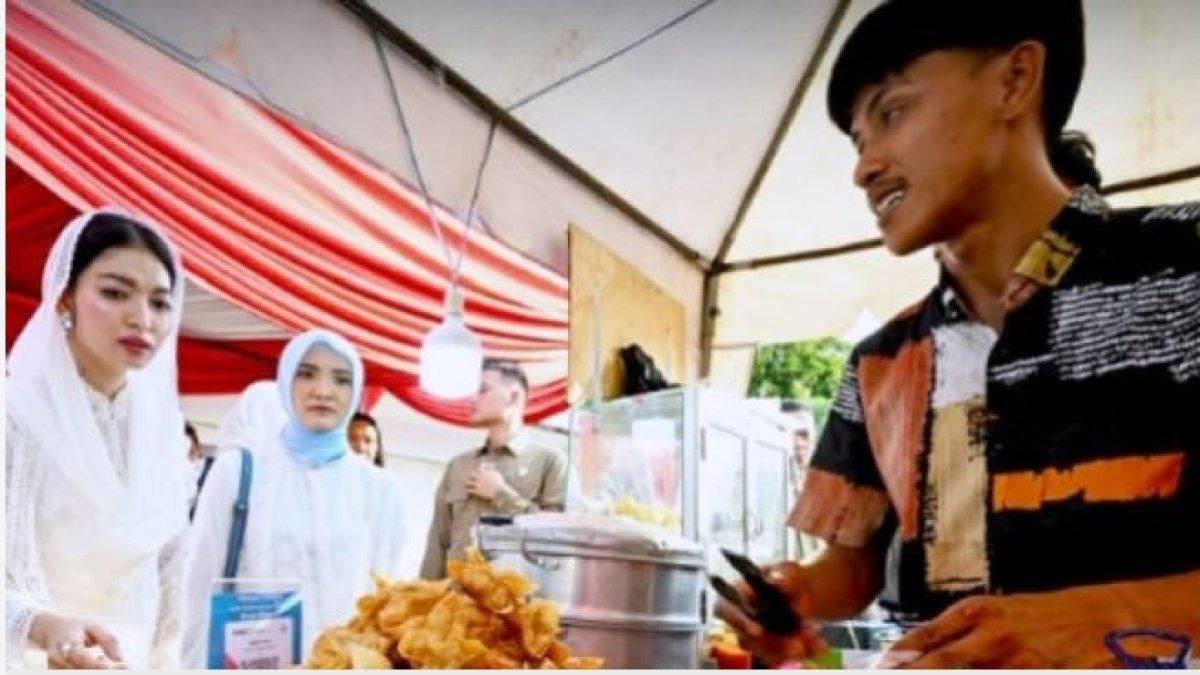 SELVI ANANDA NGABUBURIT - Selvi Ananda tampil anggun dalam balutan gamis putih beraksen brokat dan kerudung senada.