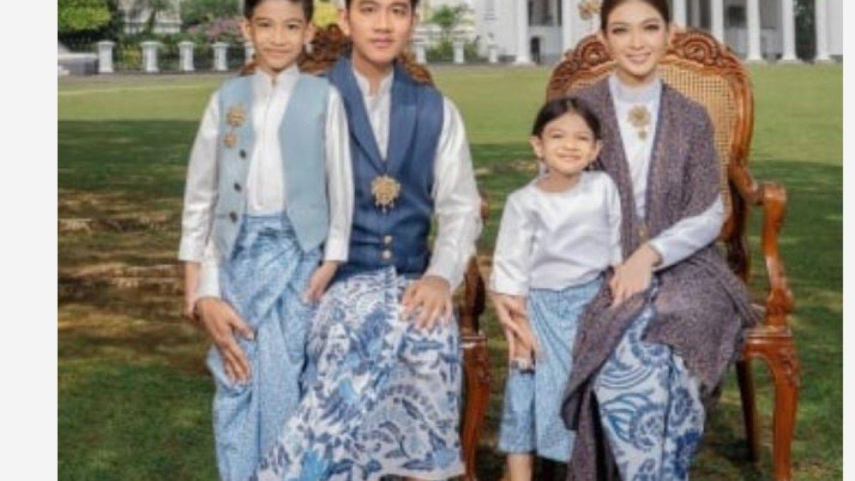 KELUARGA JOKOWI PEMOTRETAN - Selvi Ananda tampil anggun dalam balutan kain batik bernuansa biru putih yang dipadukan dengan baju kurung putih berkerah tinggi serta selendang bermotif gelap.