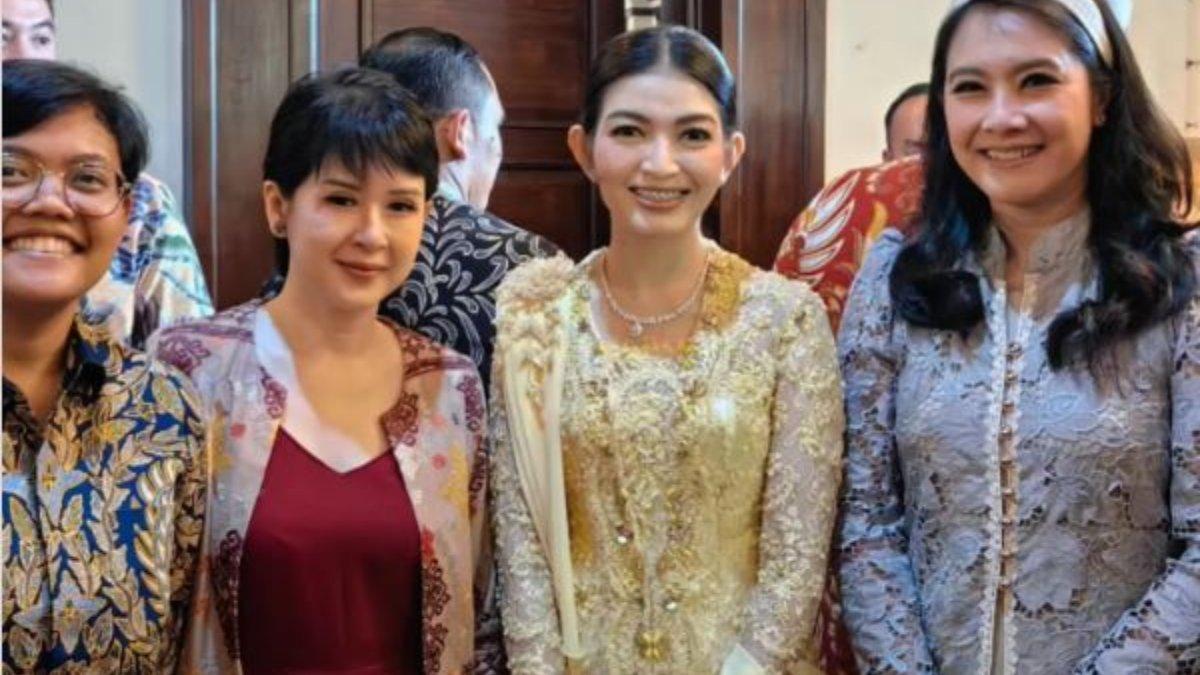 PENAMPILAN SELVI ANANDA - Dalam foto tersebut, Selvi Ananda tampil anggun dan memukau dengan balutan kebaya modern berwarna kuning keemasan yang dihiasi dengan detail bordir mewah.