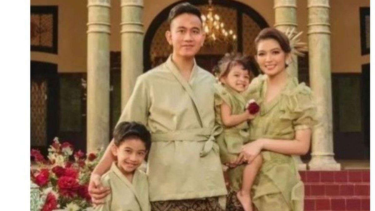 KECANTIKAN SELVI ANANDA - Selvi Ananda tampil dalam sebuah foto keluarga bersama Gibran dan dua anak mereka, Jan Ethes dan La Lembah Manah, menunjukkan kehangatan yang sederhana. 