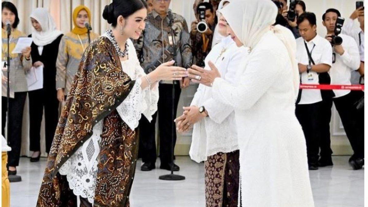 PENAMPILAN MENAWAN SELVI ANANDA - Selvi Ananda tampil dengan riasan fuchsia dan flawless yang semakin menonjolkan pesonanya.