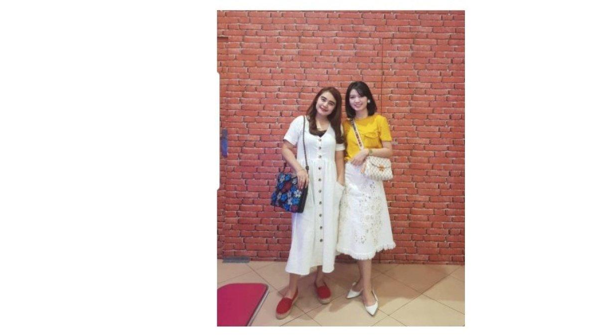 GAYA KASUAL SELVI ANANDA - Bersama sang kakak, Selvi Ananda tampil kasual dan feminin dengan atasan kuning yang dipadukan dengan midi skirt putih berpotongan A-line. 