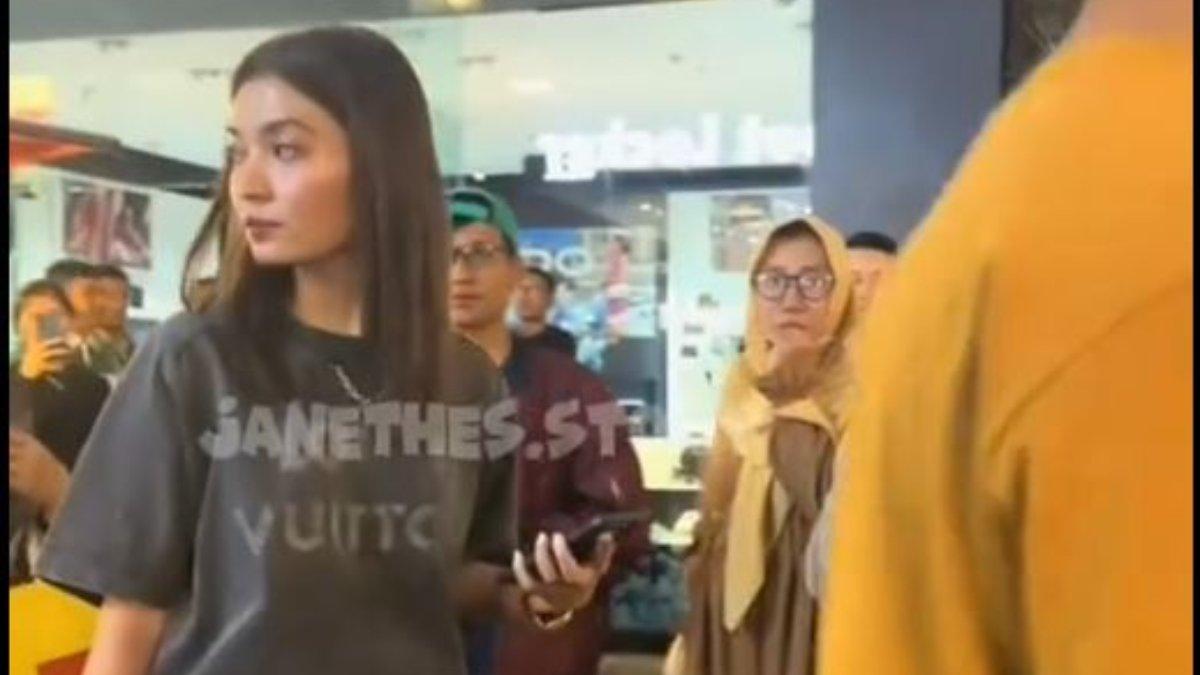 SELVI ANANDA DAN GIBRAN LIBURAN KE MALIOBORO - Selvi Ananda tampil kasual mengenakan kaos abu-abu gelap bertuliskan 