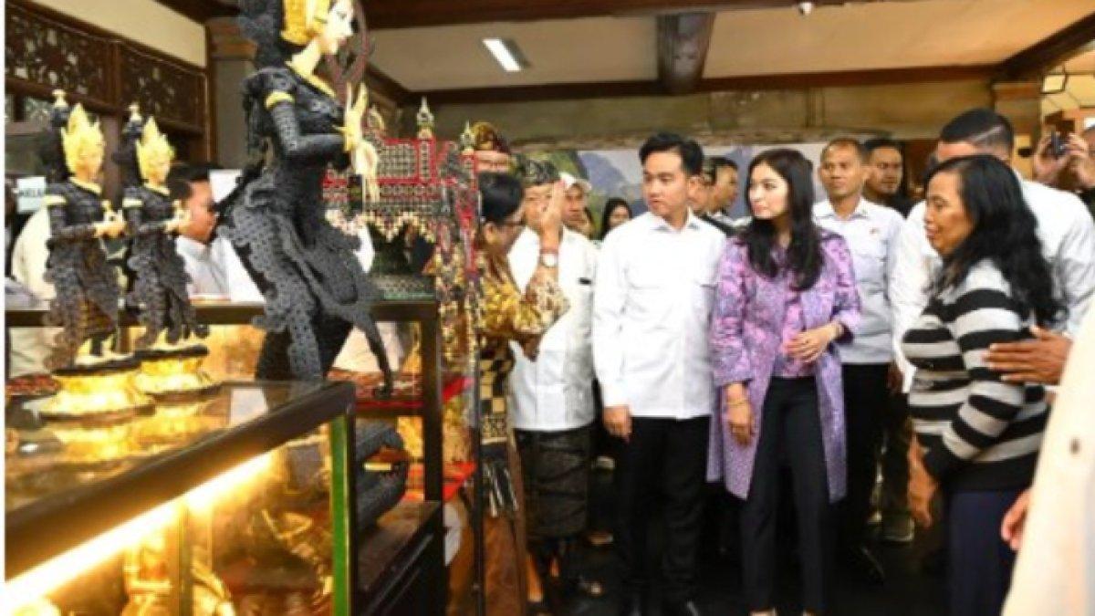GAYA SELVI ANANDA - Temani Gibran Rakabuming kunjungan kerja di Bali, Selvi Ananda tampil sederhana dengan mengenakan batih berwarna ungu.