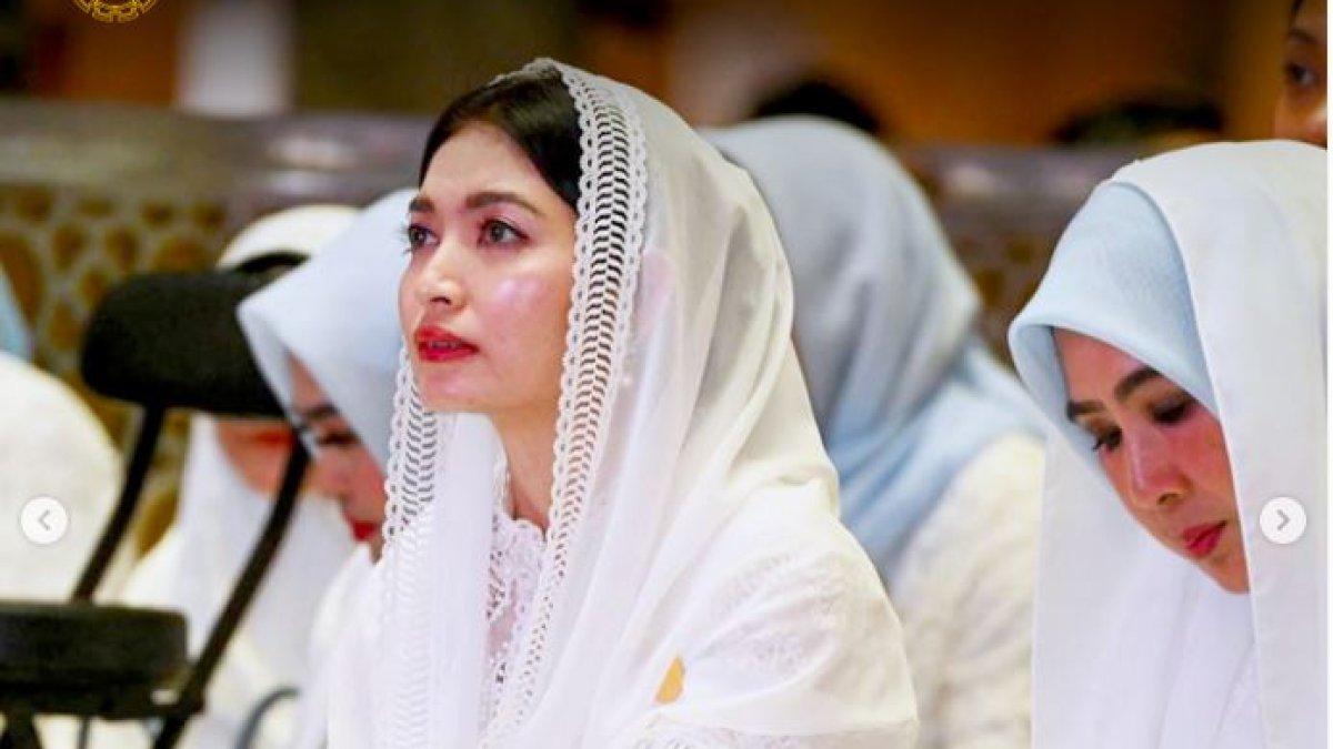 SELVI ANANDA BERBURU TAKJIL - Saat berburu takjil, Selvi Ananda terlihat mempesona dalam balutan abaya lace dan kerudung putih yang simpel.