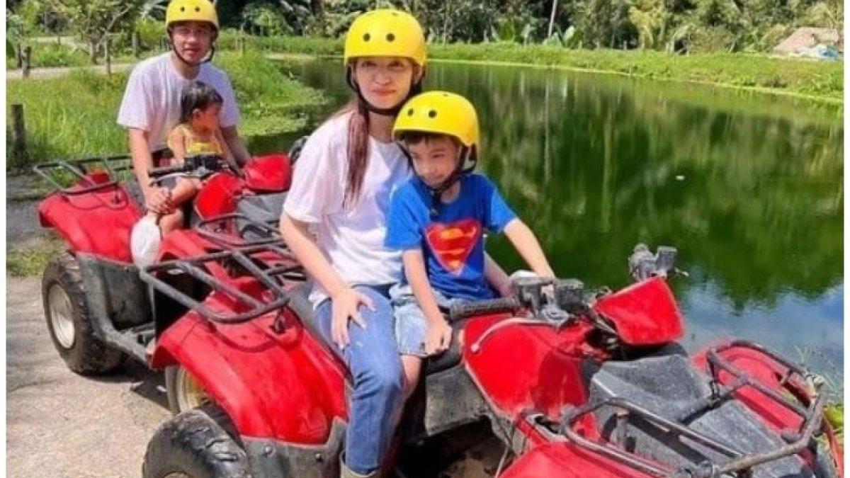 KECANTIKAN SELVI ANANDA - Tak selalu tampil anggun dengan kebaya, Selvi juga terlihat menawan saat mengenakan kaos putih dan celana jeans. 