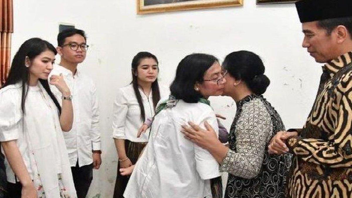IBUNDA SELVI ANANDA AWET MUDA - Sehari-hari, ibu mertua Gibran ini berprofesi sebagai penjual ayam goreng.