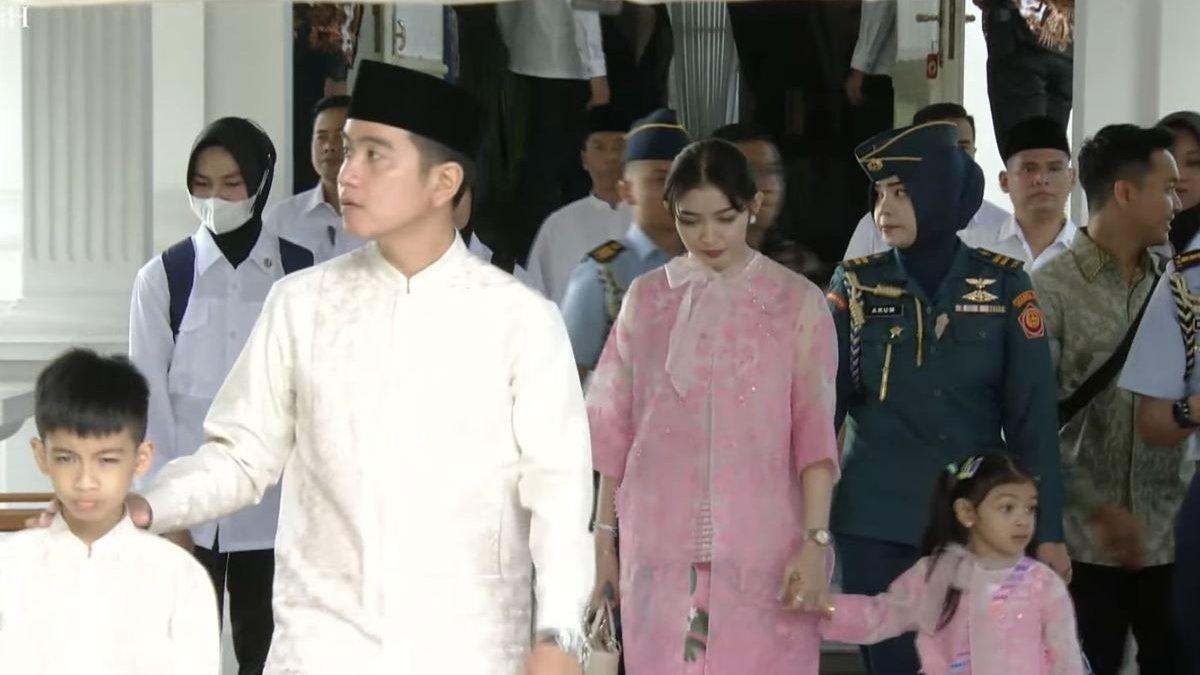 BUSANA SELVI ANANDA SAAT LEBARAN - Selvi Ananda tampil anggun mengenakan kebaya lace modifikasi berwarna soft pink yang dihiasi pita cantik. 