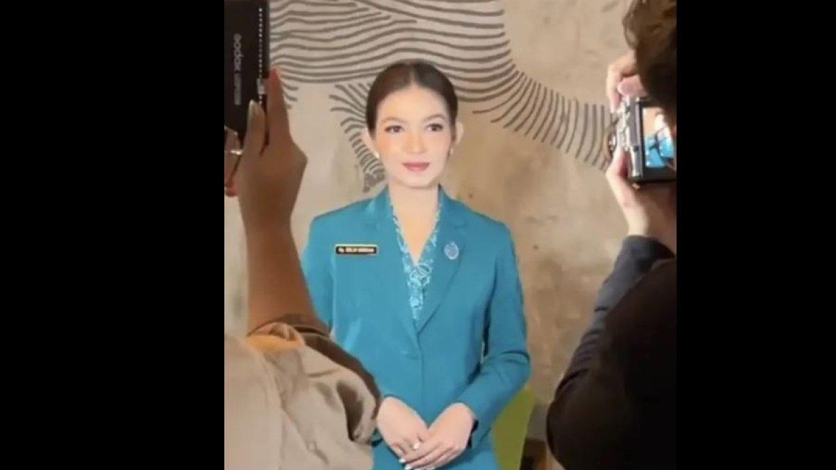 ADU GAYA SELVI ANANDA DAN KAHIYANG AYU - Selvi memancarkan pesona elegan dengan riasan wajah flawless dan lipstik glossy berwarna pink kecokelatan.