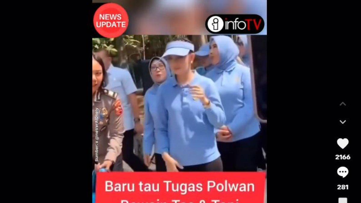 SELVI ANANDA MINTA POLWAN BAWAKAN TAS - Selvi sendiri tampak tenang, membuka topi dan merapikan rambutnya sambil terus berjalan mengikuti arahan.
