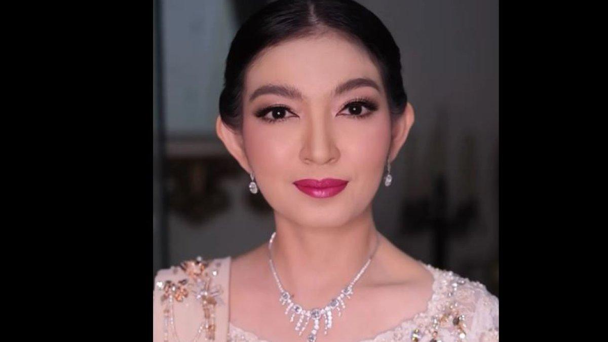 KOLEKSI KEBAYA SELVI ANANDA - Saat menghadiri sebuah acara pernikahan bersama keluarga, Selvi tampil anggun dalam kebaya brokat putih berlengan panjang.