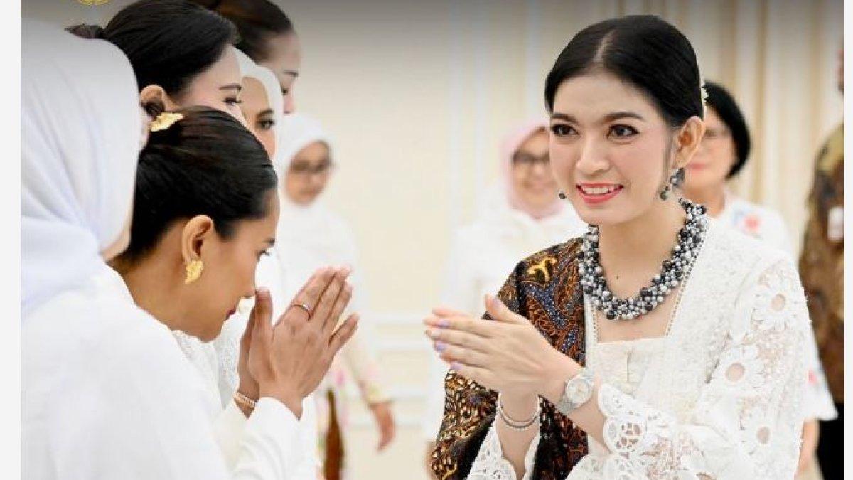 KOLEKSI JAM TANGAN MEWAH SELVI ANANDA - Selvi Ananda mengenakan jam tangan Rolex Lady-Datejust yang diperkirakan bernilai sekitar Rp 340 juta.