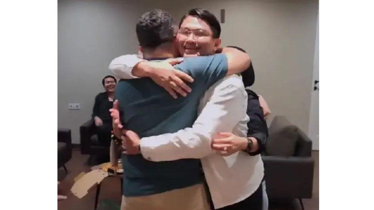 REUNI MANTAN FINALIS AFI 2 - Semangat untuk berkumpul juga ditunjukkan oleh Nia dan Adit.