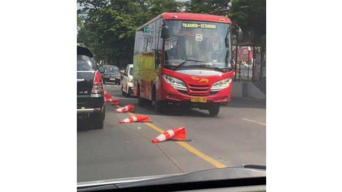 Semarang panas ekstrem! Traffic cone meleyot di atas jalan aspal