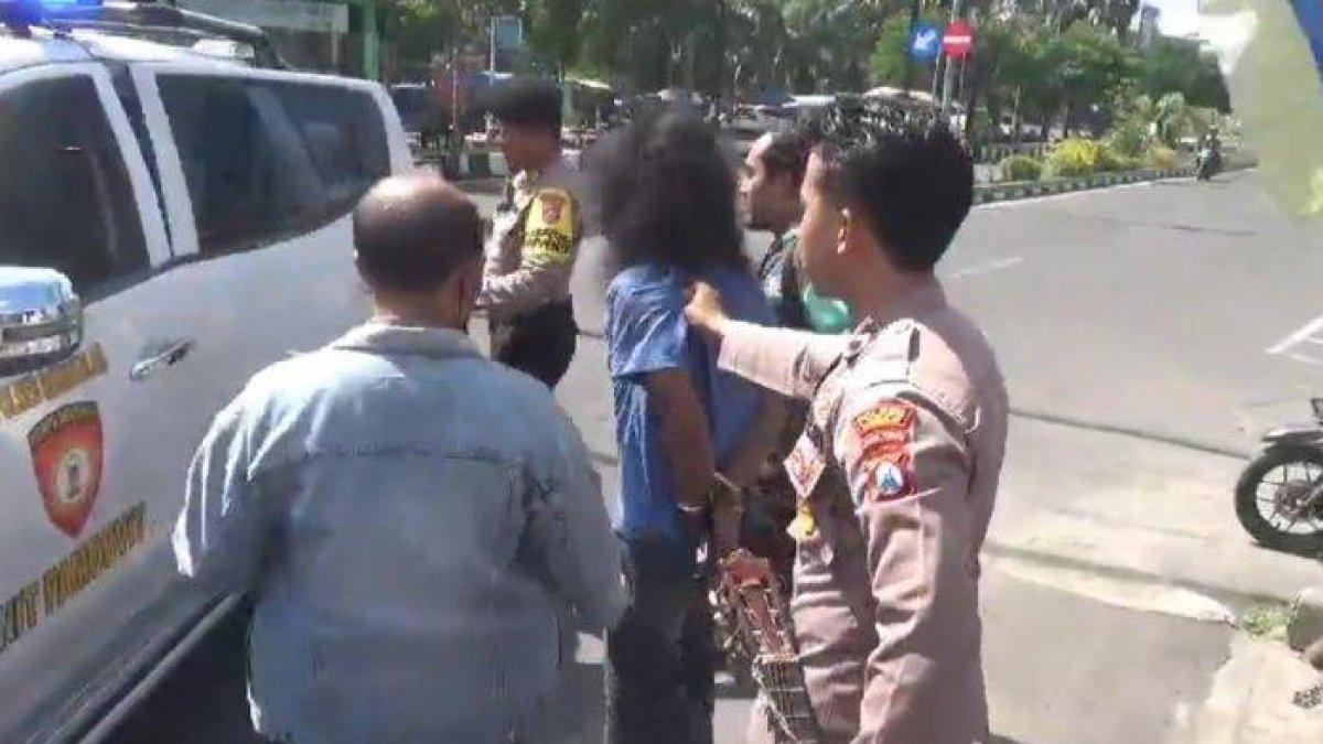 Sembari tangan diborgol