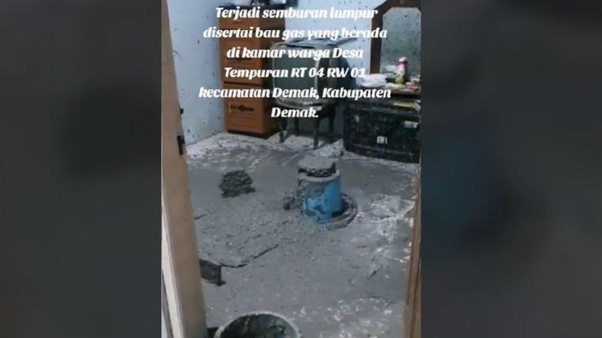 Semburan lumpur disertai bau dan gas di sebuah kamar di Demak viral di media sosial TikTok.