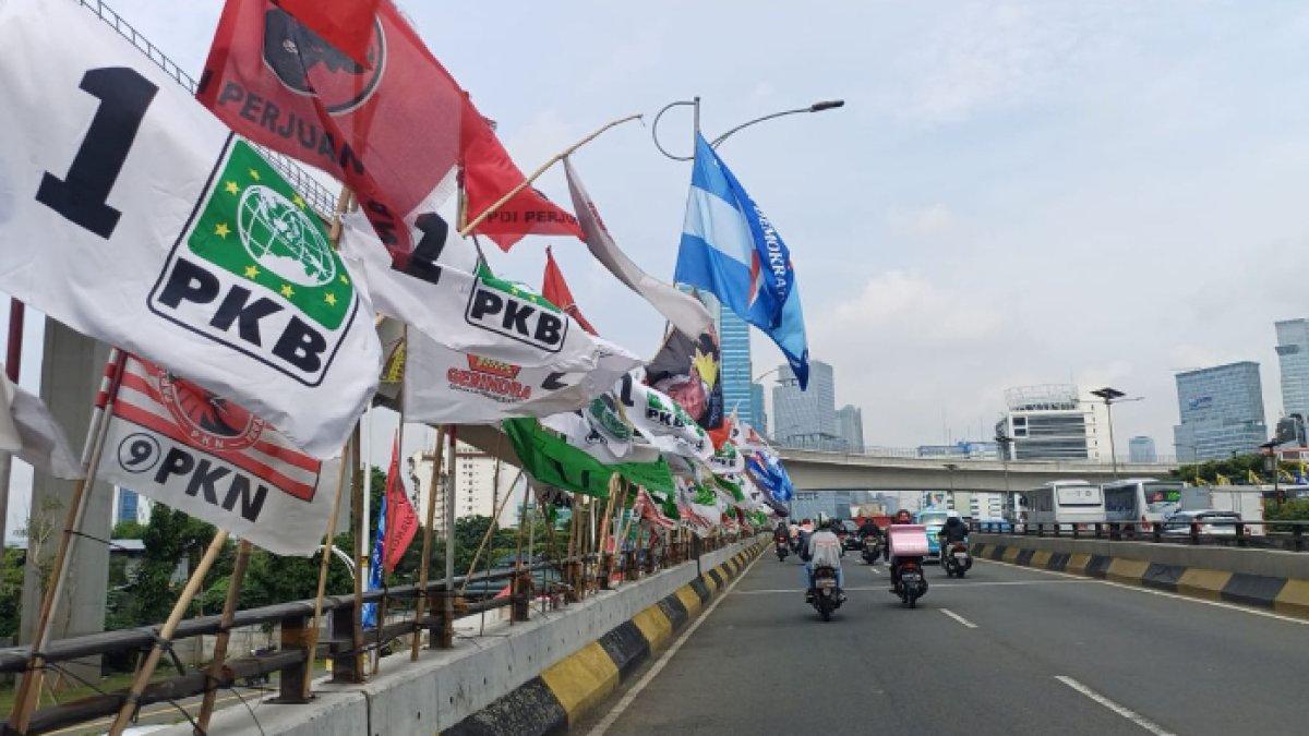 Semrawutnya bendera di Flyover Kuningan, Jakarta Selatan