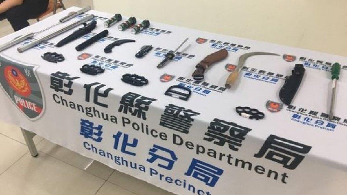 Senjata yang disita Kepolisian Daerah Changhua dalam bentrokan antar-perguruan silat Indonesia di luar stasiun kereta Changhua, Sabtu (2/9/2023) malam waktu setempat.
