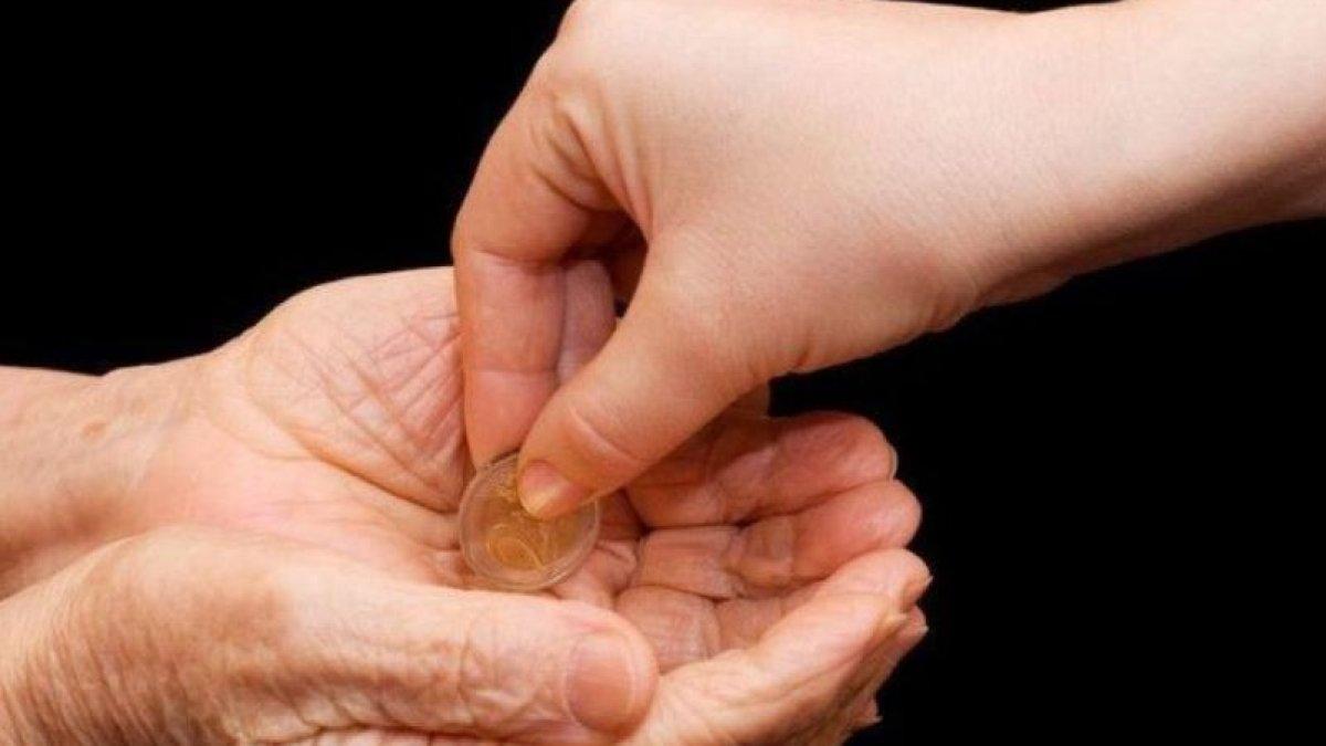 Seorang anak memberikan donasi