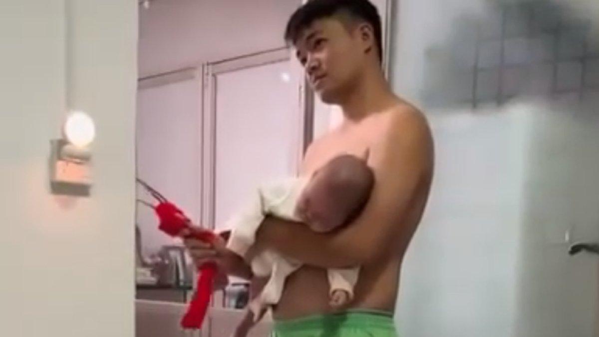 Seorang ayah di China menidurkan bayinya dengan cara yang unik.