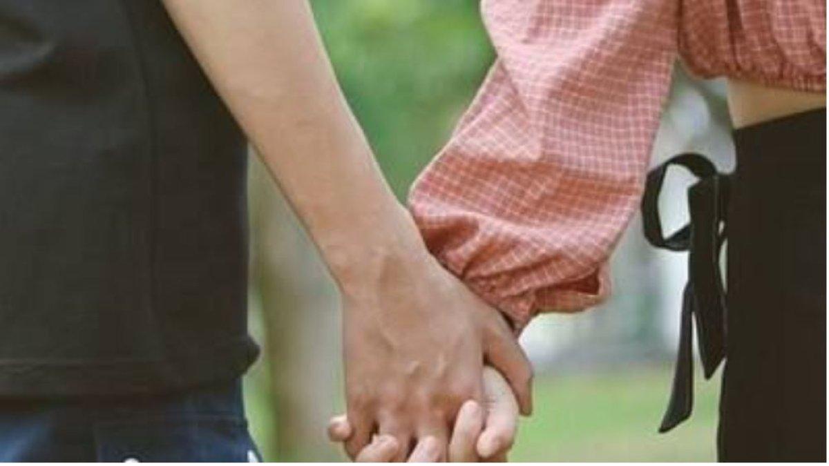 Seorang gadis menceritakan bahwa dirinya pernah mengenal seorang laki-laki yang mempermainkan perasaan wanita.