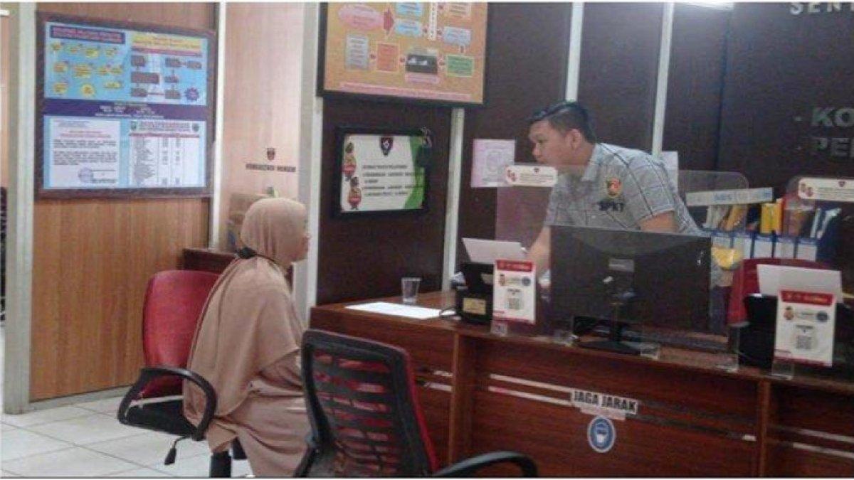 Seorang ibu di Bekasi menangis jadi korban penjambretan