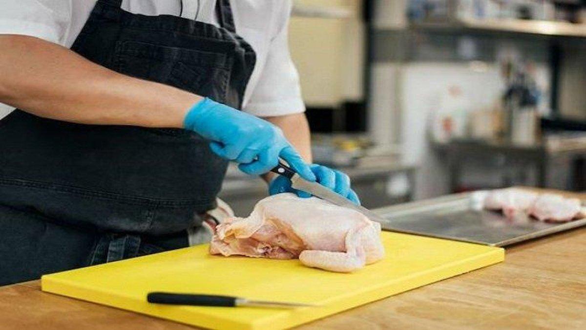 Seorang pedangang asal Malaysia meninggal setelah pingsan dan terjatuh ke dalam wajan berisi minyak mendidih.