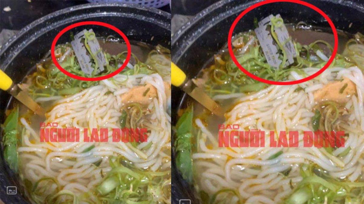Seorang pelanggan protes sebuat silet terdapat di dalam mie dagingnya