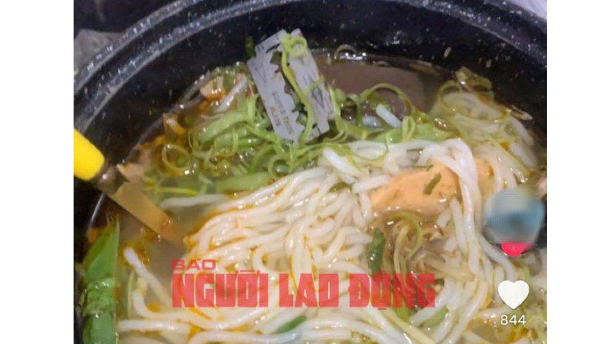 Seorang pelanggan protes terdapat silet dalam mienya.