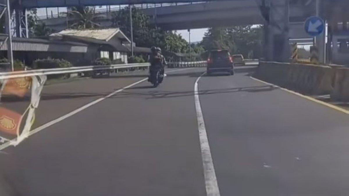 Seorang pengendara motor masuk ke ruas Jalan Tol