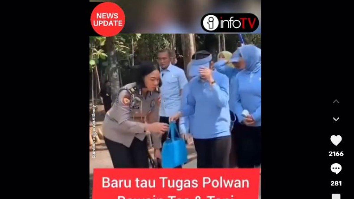 SELVI ANANDA MINTA POLWAN BAWAKAN TAS - Seorang polisi wanita (polwan) tampak membawakan tas dan topi berwarna biru milik istri Gibran Rakabuming.