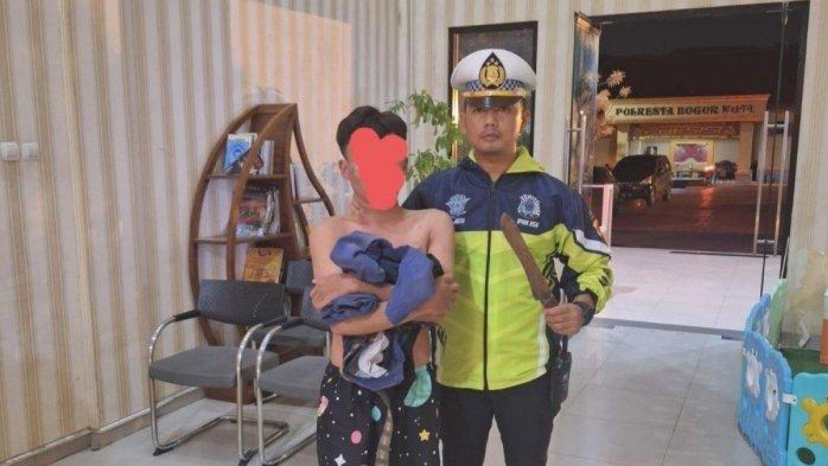 Seorang pria bersenjata tajam yang bacok warga di Kota Bogor diamankan setelah kalah duel dengan anggota Polantas, Minggu (14/1/2024).