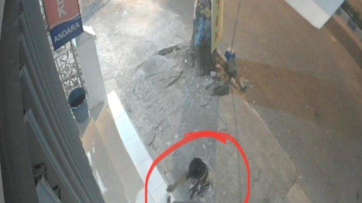 Detik-detik pria buang kotoran manusia di depan apotek di Ponorogo