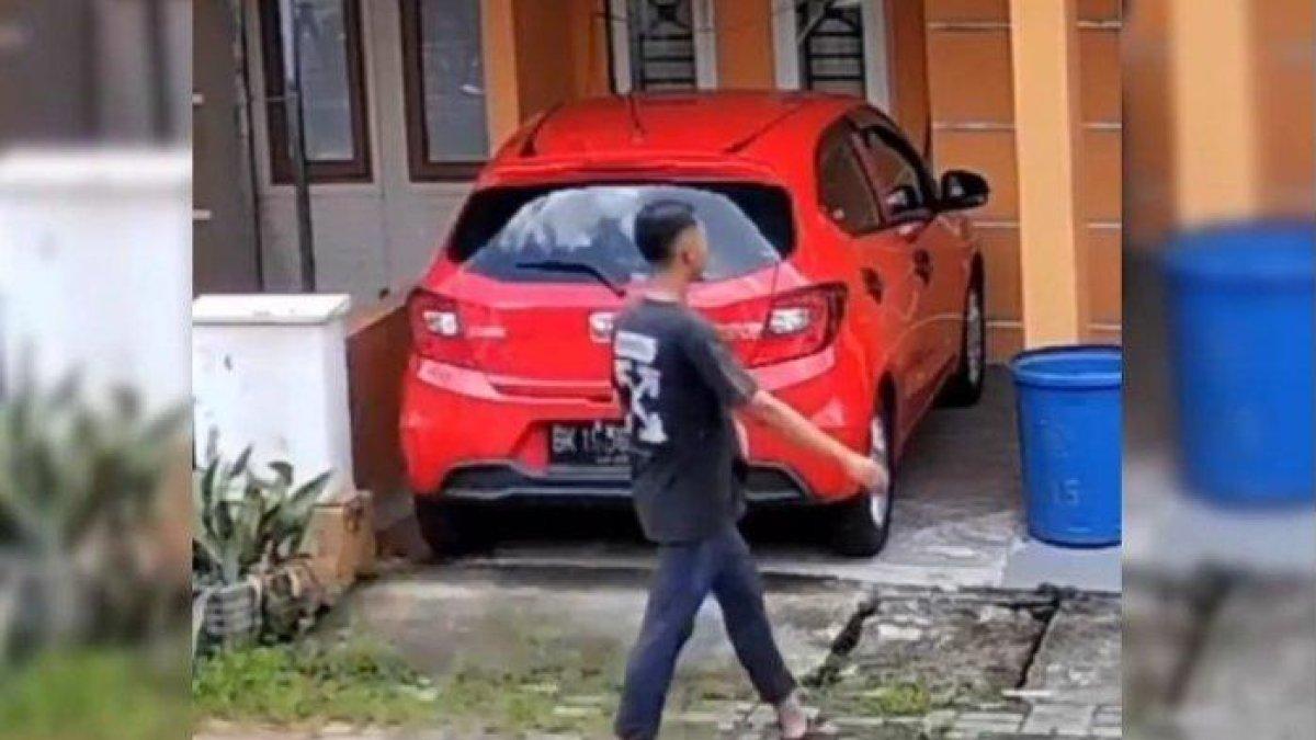 Pria tertangkap kamera pengawas CCTV, melarikan mobil milik warga di Komplek Abadi Place, Jalan Abadi, Kota Medan.