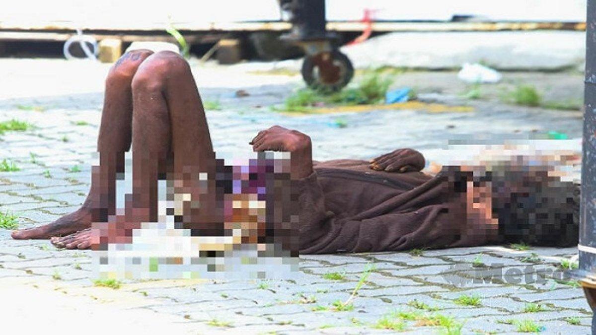 Seorang pria yang ditelantarkan oleh keluarga dan anaknya di trotoar.