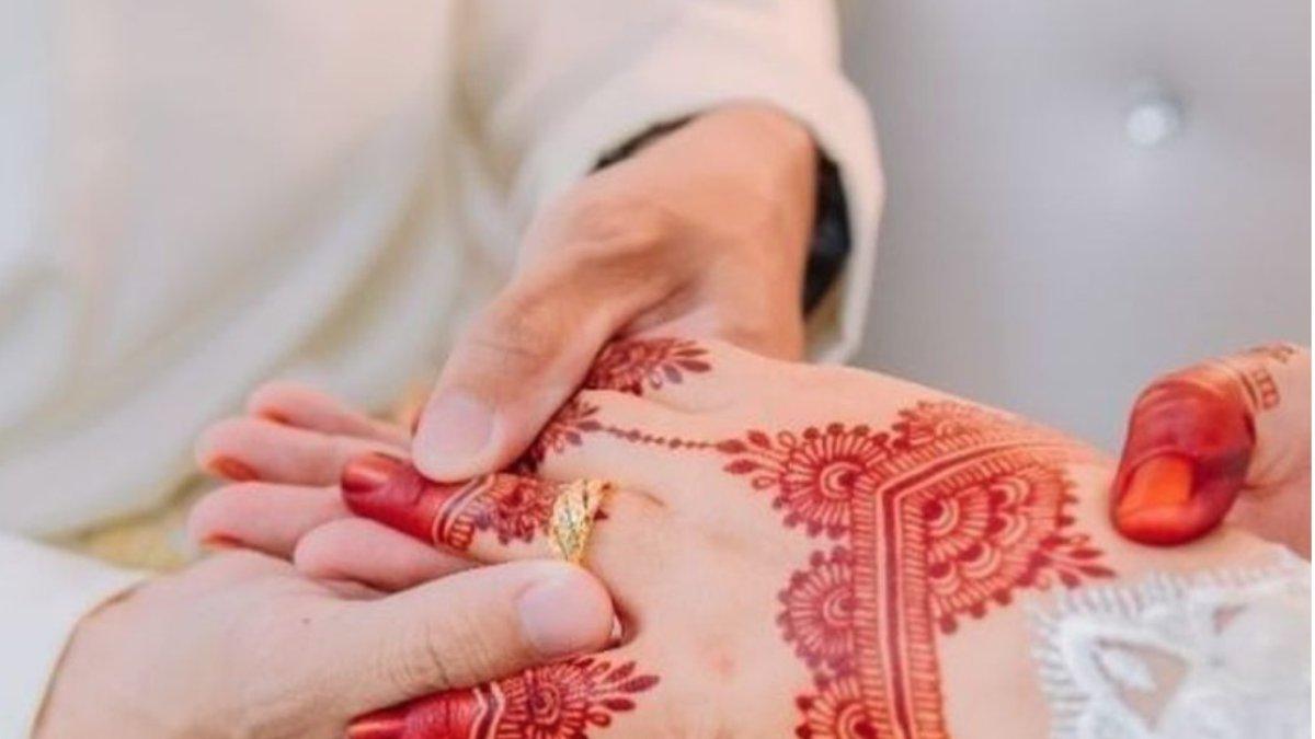 Seorang wanita memilih