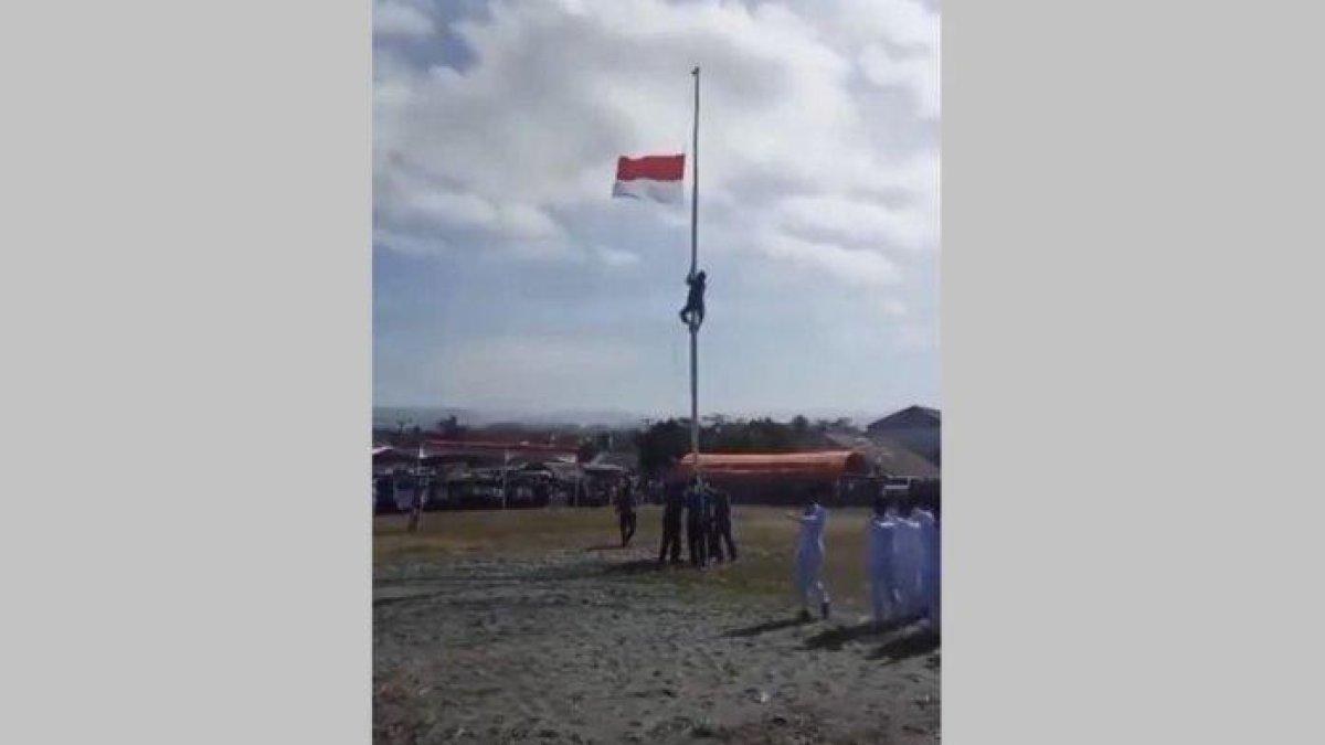 Viral seorang warga memanjat tiang bendera saat upacara peringatan HUT Kemerdekaan ke-78 RI di Kampung Gugunung, Desa Kertajadi, Kecamatan Cidaun, Kabupaten Cianjur, Kamis (17/8/2023)