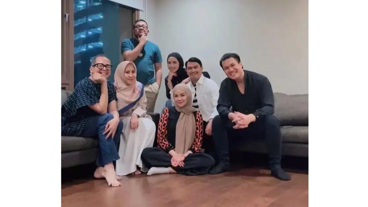 REUNI MANTAN FINALIS AFI 2 - Setelah 21 tahun berlalu sejak debut mereka di AFI 2, enam alumni akhirnya bisa berkumpul kembali dalam satu momen.