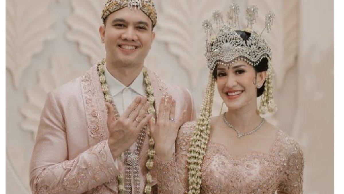 PERNIKAHAN ELMA DAN IHSAN - Setelah akad nikah, keluarga kedua mempelai melaksanakan adat saweran.