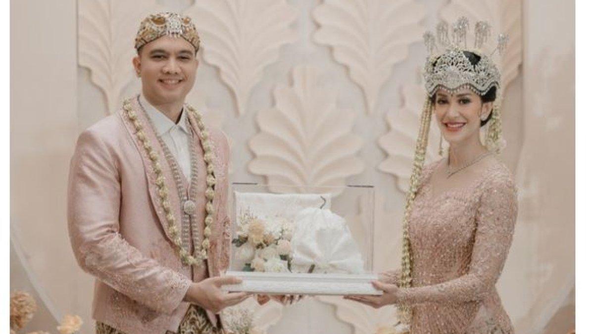 PERNIKAHAN ELMA DAN IHSAN - Setelah bertahun-tahun menjalin hubungan, mereka kini sah menjadi pasangan suami istri.