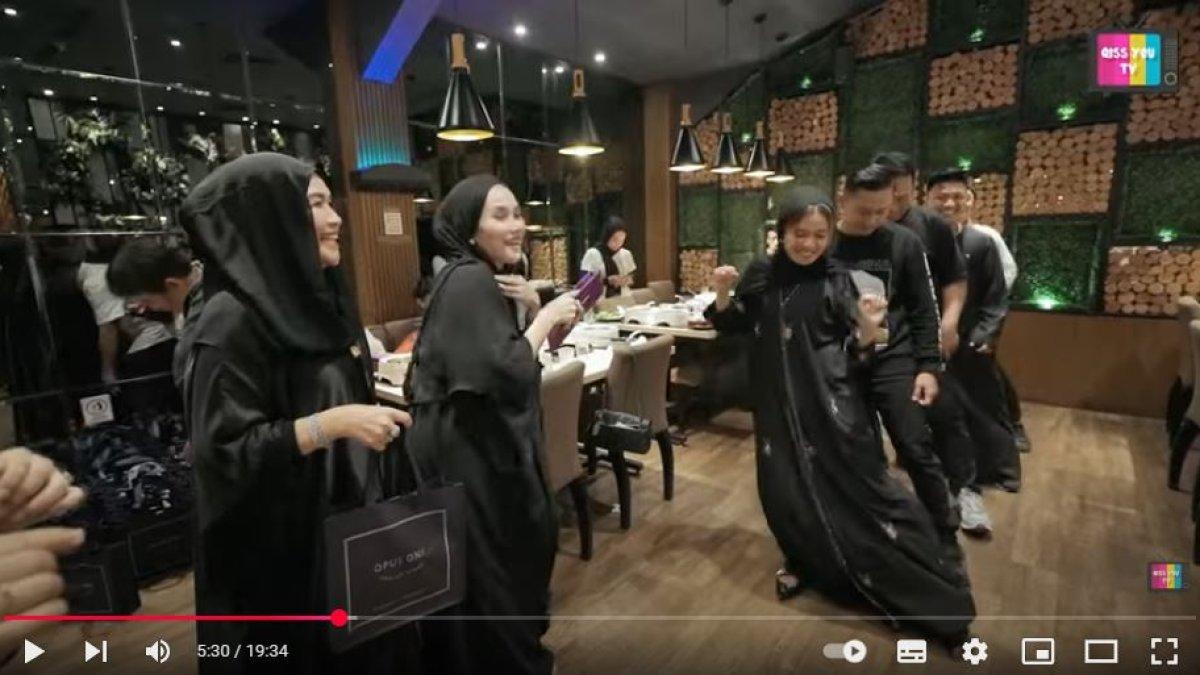 THR AYU TING TING - Setiap orang yang hadir menerima amplop THR serta bingkisan yang dikemas dalam tote bag berwarna hitam.