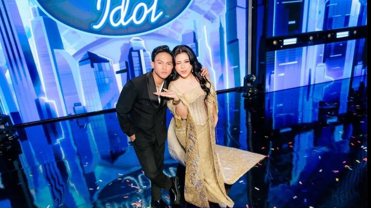 Pemenang Indonesian Idol 2025, Shabrina Leanor, mengakui dirinya menjalin hubungan asmara dengan Fajar Noor.