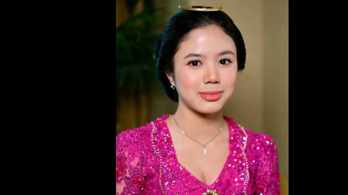 ADU GAYA SHAFEEA AHMAD DAN ALMIRA TUNGGADEWI - Shafeea Ahmad tampil memukau dalam balutan kebaya kutubaru berwarna fuchsia rancangan desainer Fadlan.