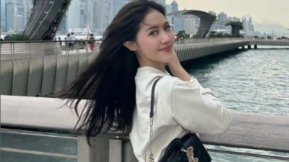 Shasa Zhania ternyata baru lulus kuliah setahun lalu.